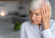 Alzheimer adalah kondisi penyakit neurodegeneratif yang dicirikan oleh penumpukan protein yang tidak normal, membentuk plak dan simpul di otak. Hal ini menyebabkan kerusakan pada sel-sel otak dan mengakibatkan penurunan fungsi kognitif secara bertahap, termasuk kemunduran dalam ingatan, pemikiran, dan kemampuan berbicara. Proses glikasi, di mana gula merusak protein, juga diyakini memainkan peran dalam perkembangan Alzheimer. Penyakit ini umumnya mempengaruhi populasi lanjut usia dan merupakan salah satu penyebab utama masalah kognitif pada usia lanjut.