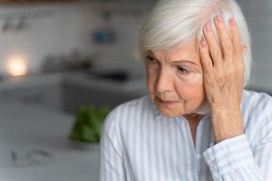  Alzheimer adalah kondisi penyakit neurodegeneratif yang dicirikan oleh penumpukan protein yang tidak normal, membentuk plak dan simpul di otak. Hal ini menyebabkan kerusakan pada sel-sel otak dan mengakibatkan penurunan fungsi kognitif secara bertahap, termasuk kemunduran dalam ingatan, pemikiran, dan kemampuan berbicara. Proses glikasi, di mana gula merusak protein, juga diyakini memainkan peran dalam perkembangan Alzheimer. Penyakit ini umumnya mempengaruhi populasi lanjut usia dan merupakan salah satu penyebab utama masalah kognitif pada usia lanjut.